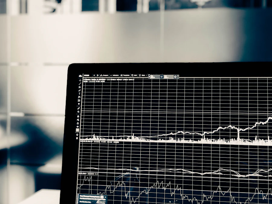 Gráficos financeiros em monitor escuro dentro de uma sala de análise