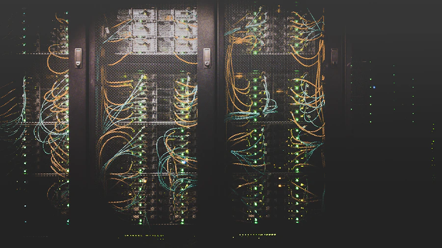Rack de servidores com cabos de rede organizados em datacenter