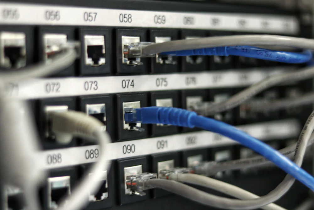 Corredor de datacenter com racks iluminados em azul
